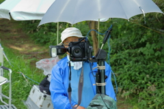 旅行の記念写真を撮る人を撮る
