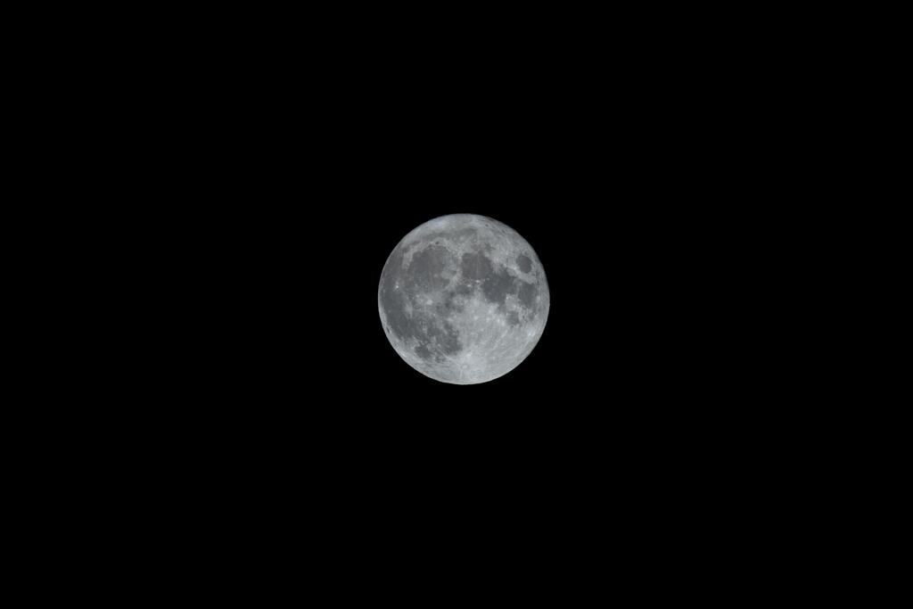 昨夜の満月を手持ちにて