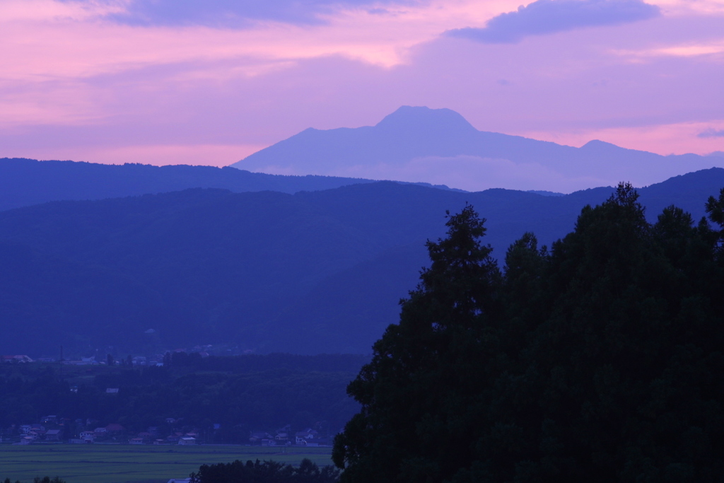 夕空にかすむ妙高山