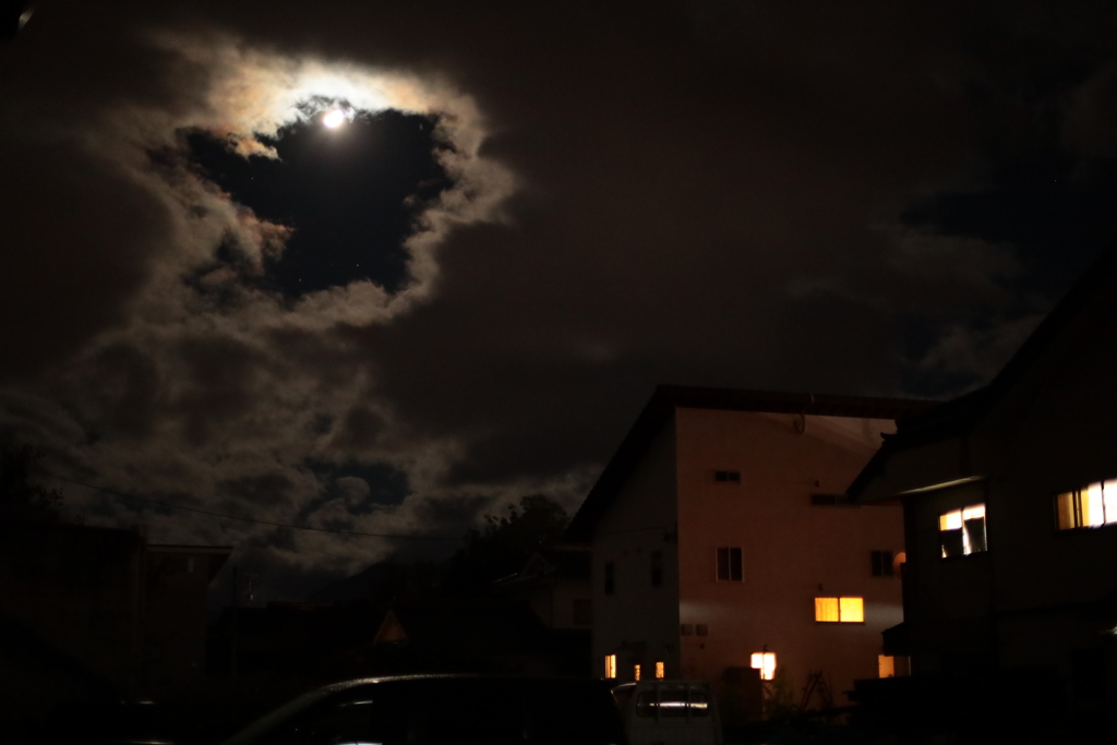 雲間から月光