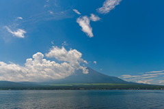 久々の山中湖 富士は半隠れ