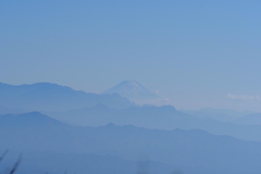 かすむ山並みの向こうの富士山