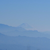 かすむ山並みの向こうの富士山