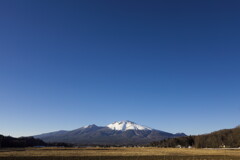 快晴の空に冠雪の浅間山