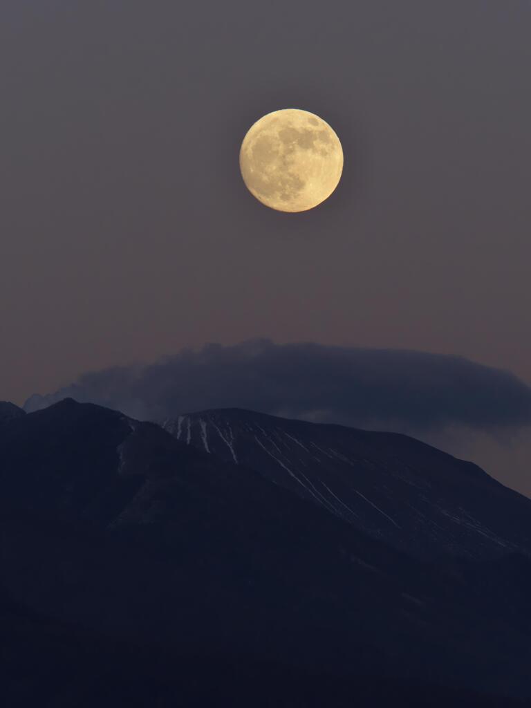 浅間山と満月を手持ちにて（2020-11-29）
