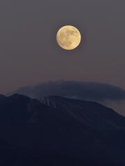 浅間山と満月を手持ちにて（2020-11-29）