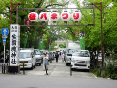 彦八まつり開催時の、生玉神社の入り口