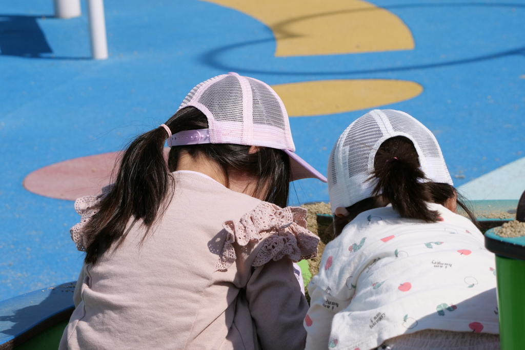 子供たちの未来を願う（肩寄せ合い）