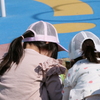 子供たちの未来を願う（肩寄せ合い）