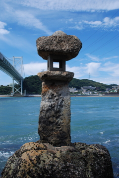 海峡を見守る
