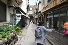 路地裏でミイに遭う