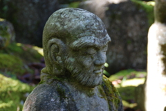 黙して