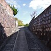 瓶垣のある坂道