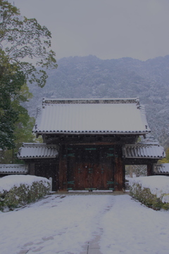 雪の旧山口藩庁門
