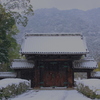 雪の旧山口藩庁門