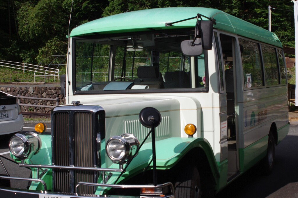 ボンネットバスにしては綺麗すぎ