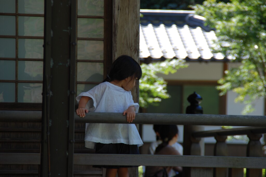 振り向く少女
