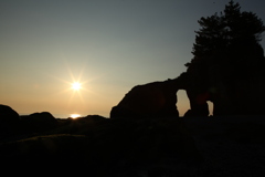 くぐり岩と夕陽