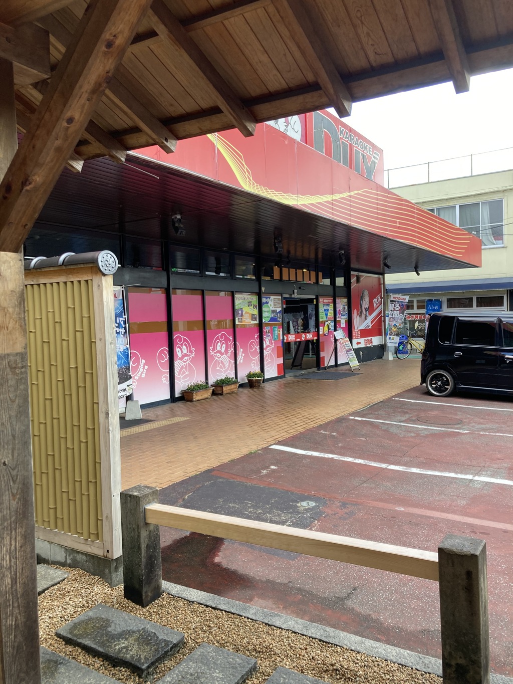 カラオケ隣の街中足湯