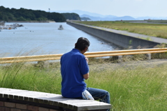 笛の練習をする男