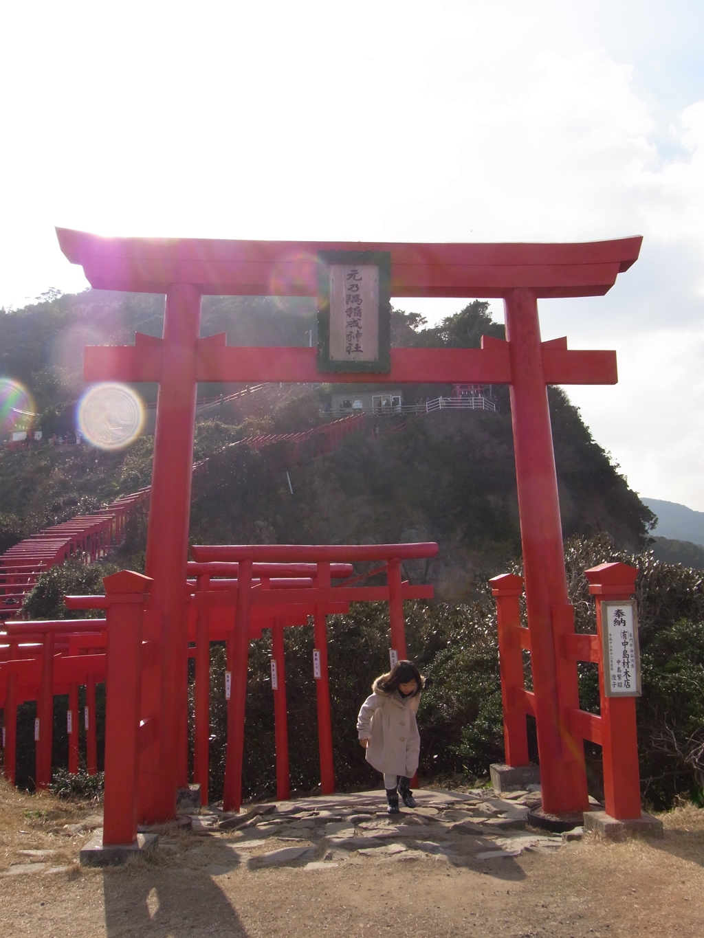 元乃隅稲成神社の鳥居の下で