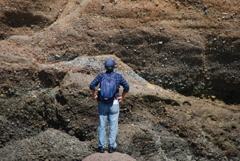 岩を見つめる男（1）