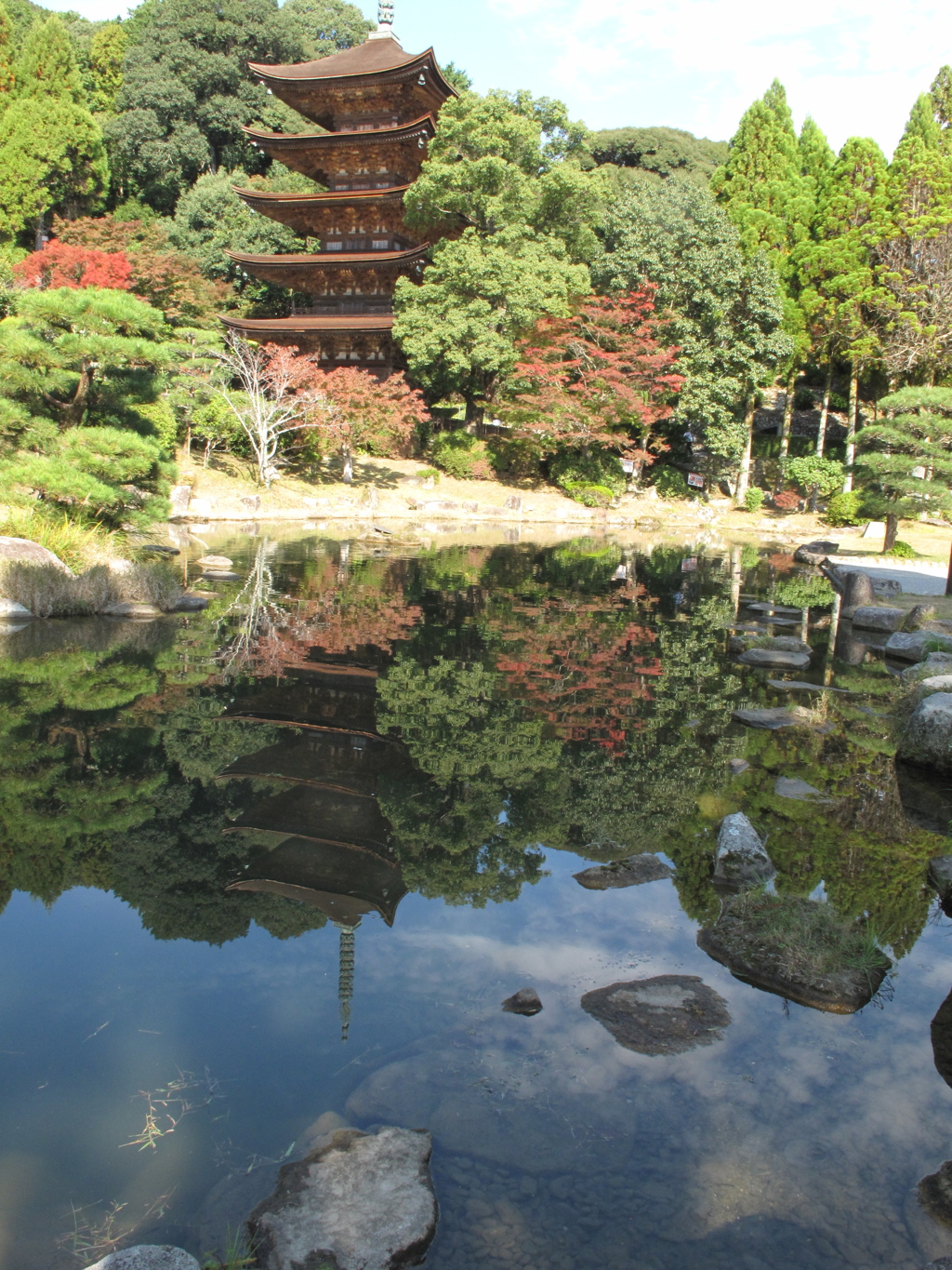 秋空の下の五重塔
