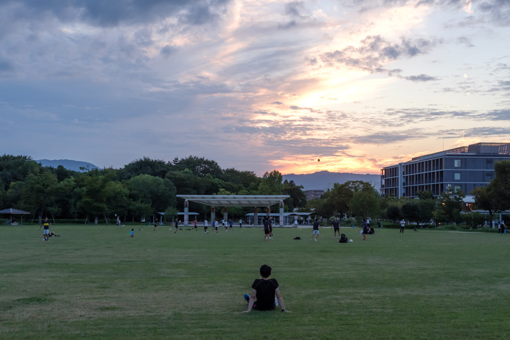 夕焼けを見ている