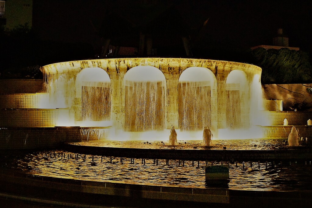 夜の噴水