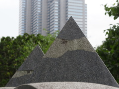 ピラミッド２つ。