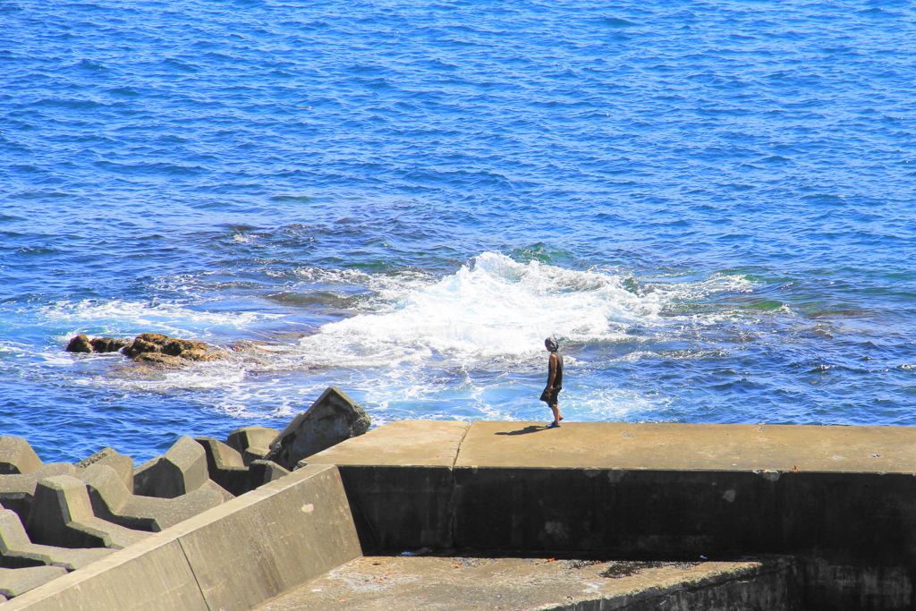 防波堤に立つ
