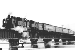 釧路川鉄橋を渡るSL