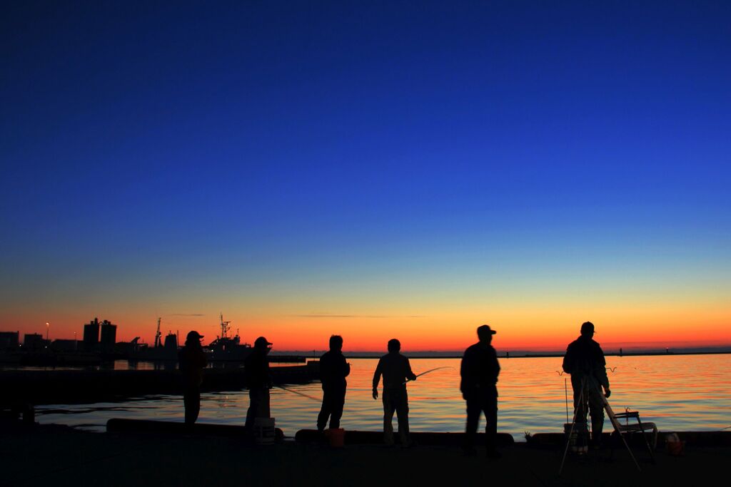 マジックアワーの釣り人たち