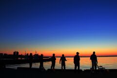 マジックアワーの釣り人たち