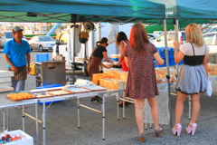 ギャルもいる朝市