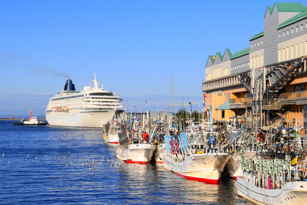 釧路港のバースに接岸する飛鳥Ⅱ