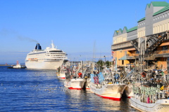 釧路港のバースに接岸する飛鳥Ⅱ