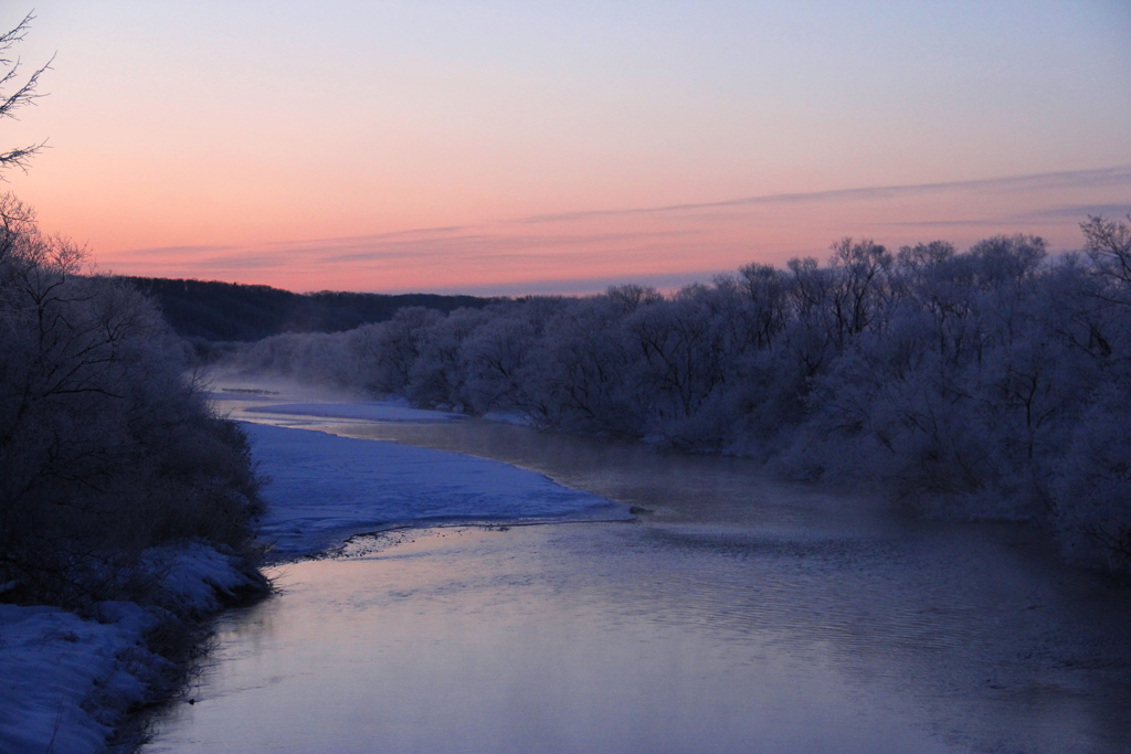 夜明け前の雪裡川
