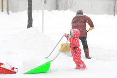 除雪する３歳
