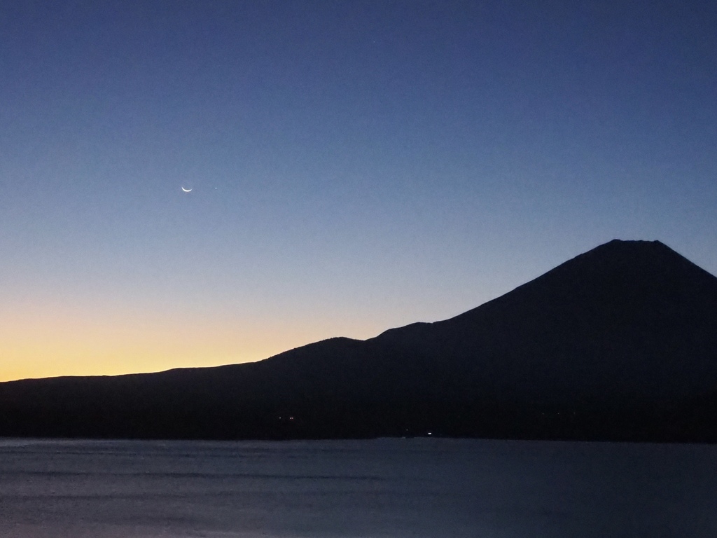 日出前の富士山