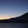 日出前の富士山