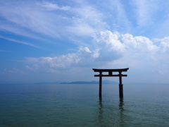 びわ湖に浮かぶ鳥居