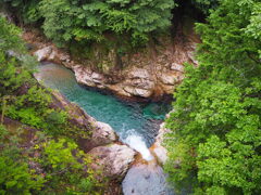 エメラルドグリーンの水面