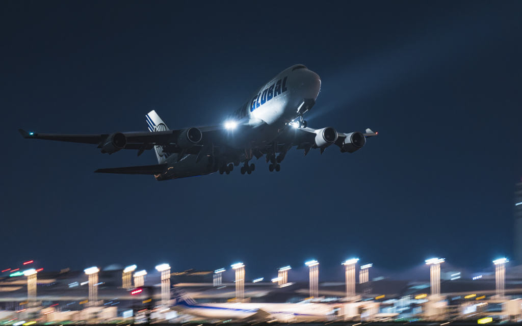 真夏の夜の貨物便