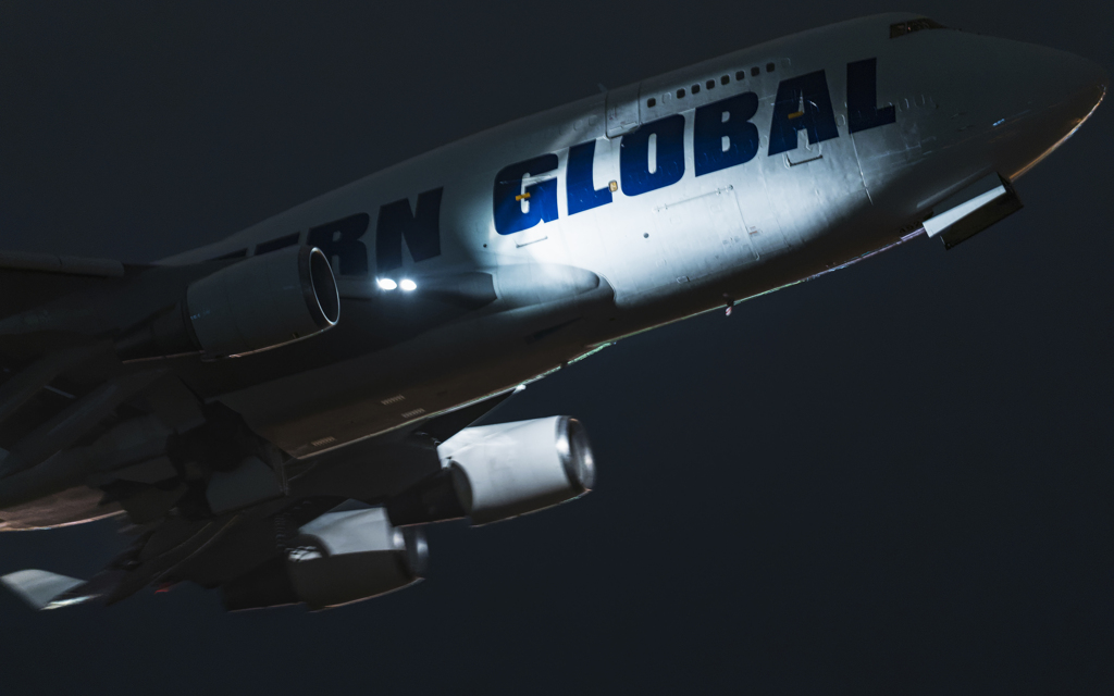 真夏の夜の貨物便