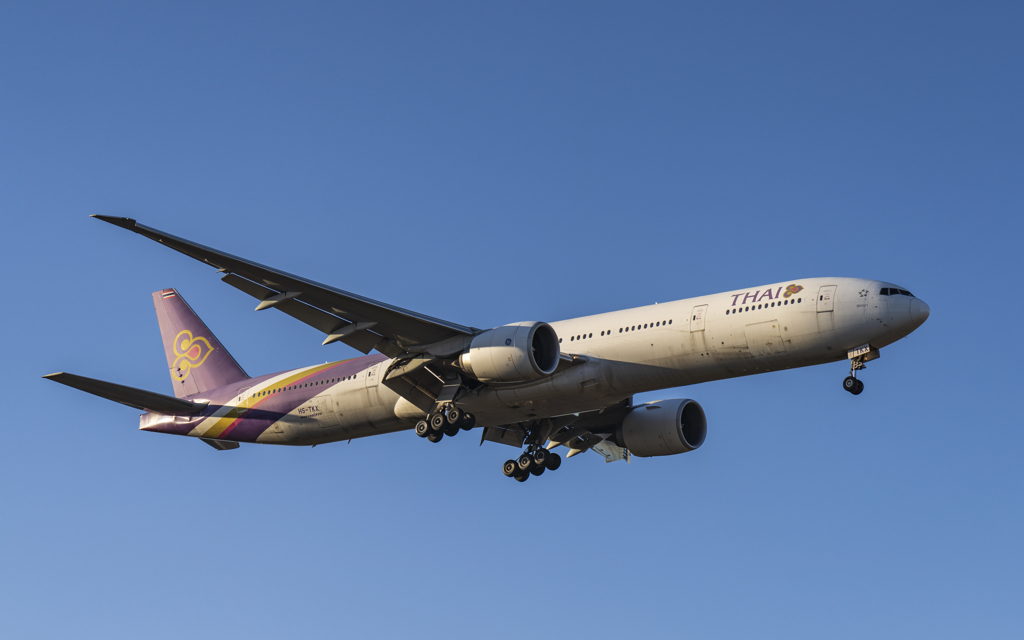 新春　青空にヒコーキ