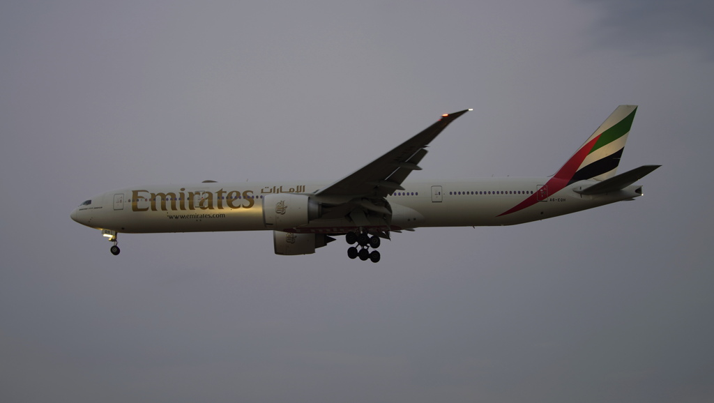 曇り空のエミレーツ航空