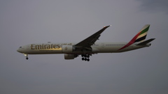 曇り空のエミレーツ航空