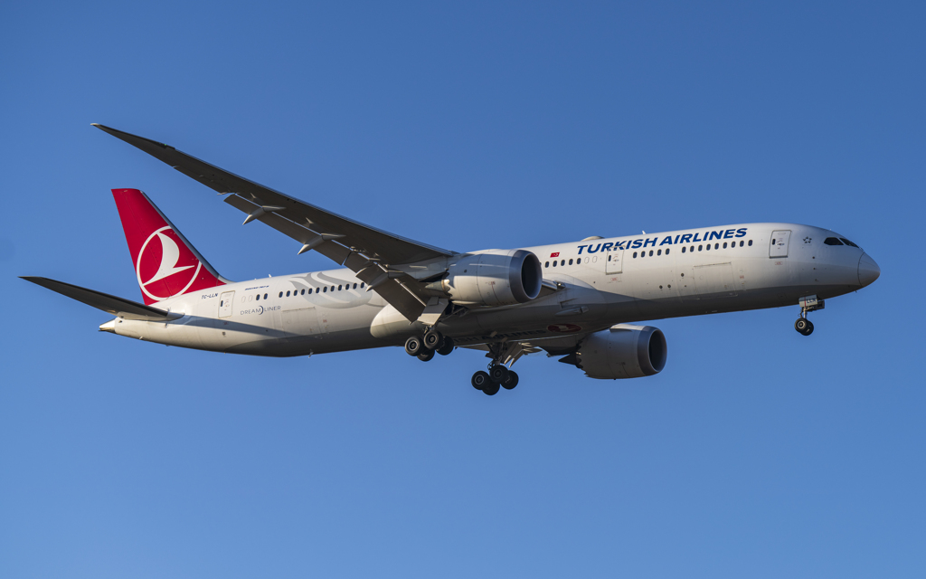 新春　青空にヒコーキ