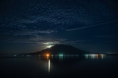 夜の桜島と月